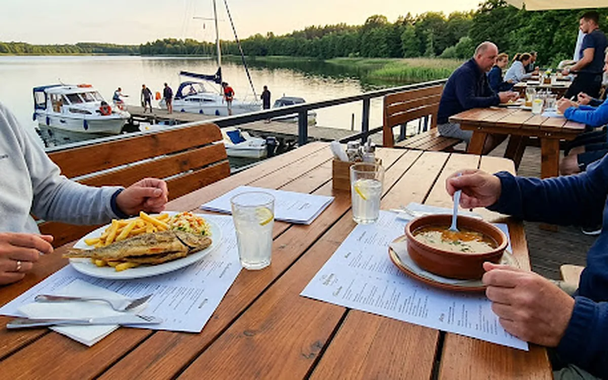 Obiad w restauracji nad wodą w porcie na Mazurach