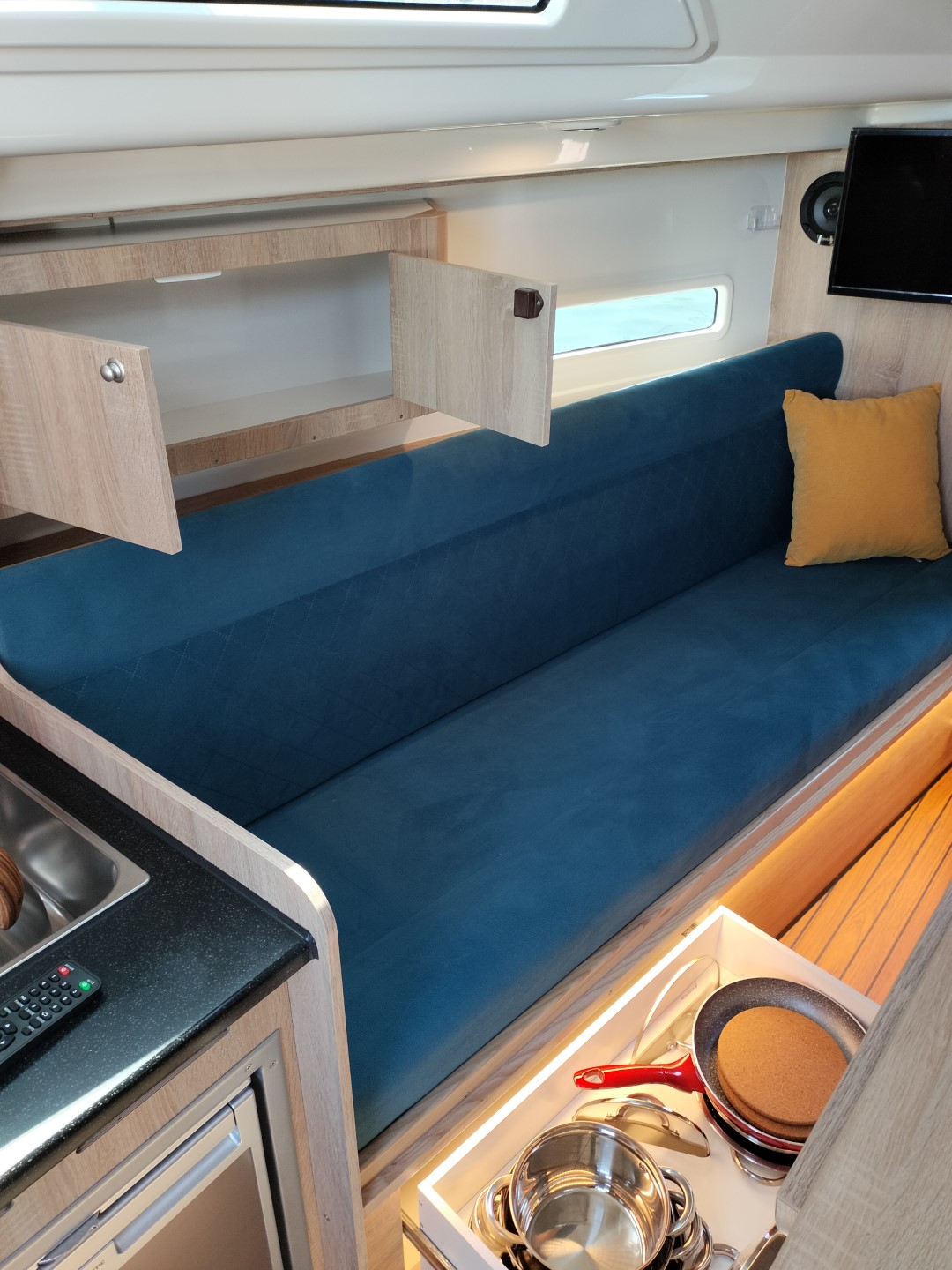 Antila 28.2 - Barbados – zdjęcie 3/103 – jacht na Mazurach (port Wilkasy)